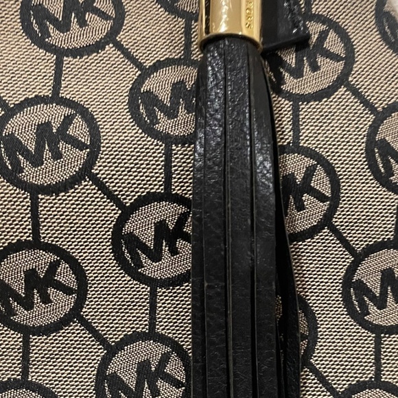 Michael Kors signature canvas large shoulder bag. - Picture 3 of 5